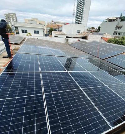 Usina solar em telhado após o serviço de limpeza.